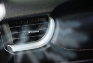 cómo limpiar el aire acondicionado del coche